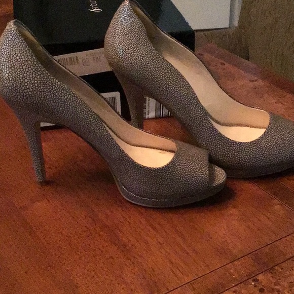 Grey peep toes. Very sexy on foot. More taupe than grey - Picture 2 of 3